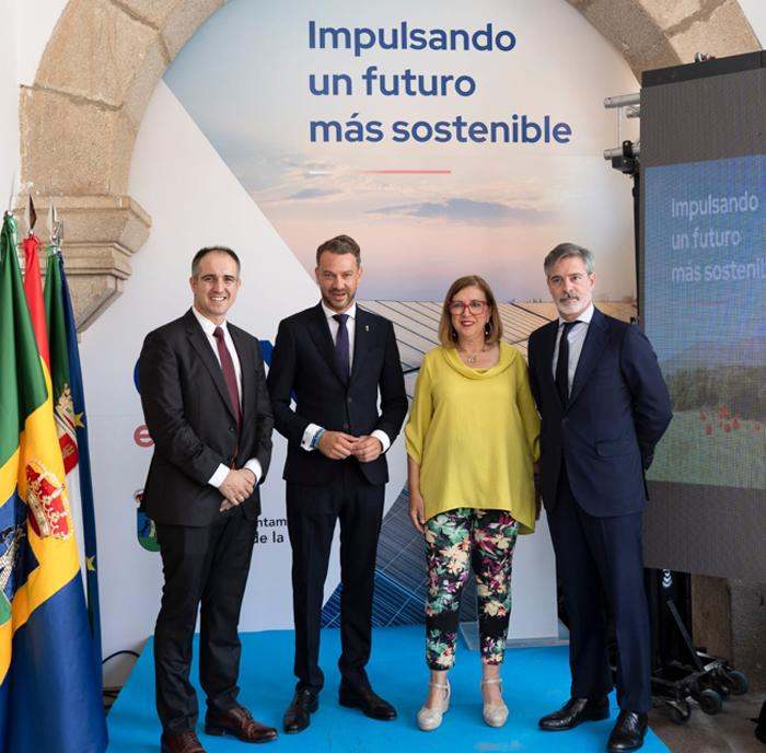 De izquierda a derecha: Fabian Pérez Juste (director general de Cox Comercializadora España) , Luis Miguel Nuñez (alcalde de Jaraíz de la Vera), Mercedes Morán (consejera de Agricultura, Ganadería y Desarrollo Sostenible de la Junta de Extremadura), y Nac