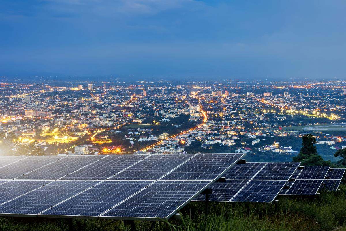 Placas solares en una gran ciudad | Foto del Instituto de Coordenadas