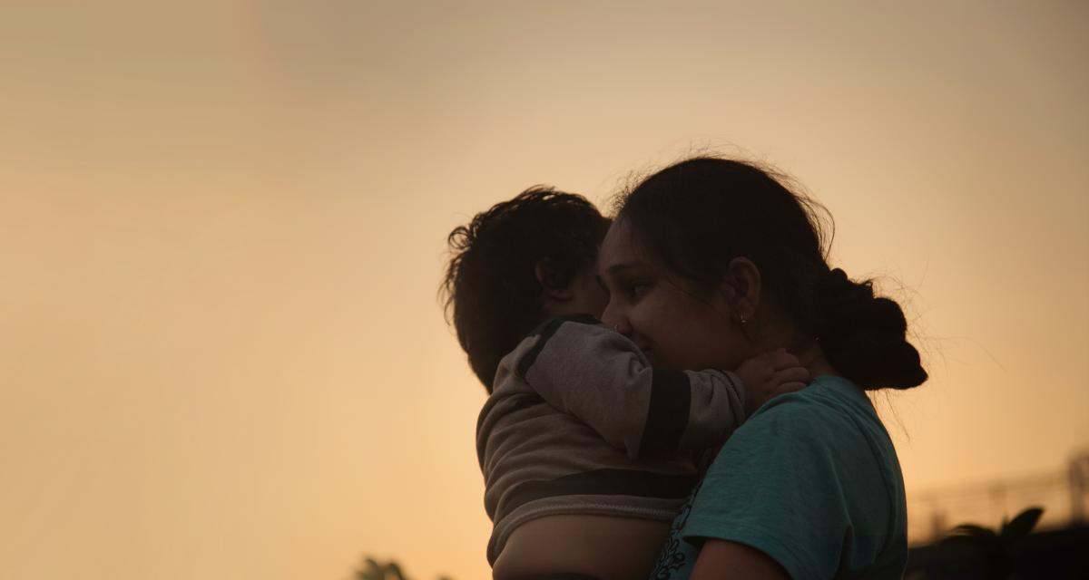Una mujer abraza a una niña pequeña | Foto de 123rf/blueaperture15