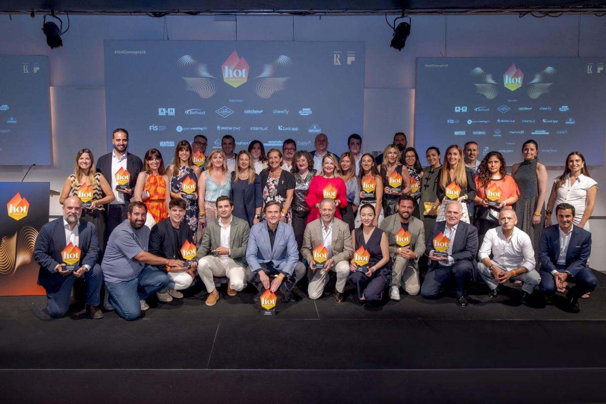 Foto de familia del acto | Foto de Xavi Gómez/Restauración News
