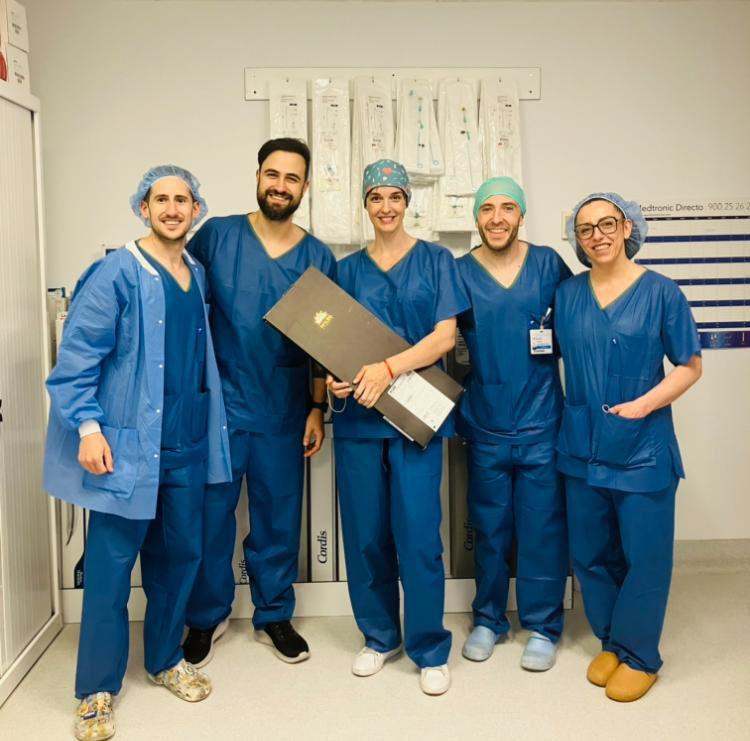 Profesionales del Servicio de Radiología Intervencionista del HUIE que realizaron la intervencion | Foto del Hospital Infanta Elena