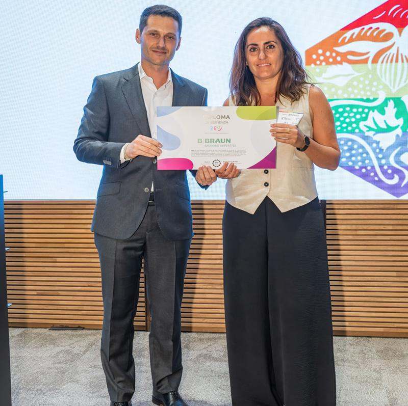 De izquierda a derecha: Diego Pol Longo, Member and Secretary of the Board of Directors de REDI, y Verónica Lerma, Talent Management Specialist de B. Braun