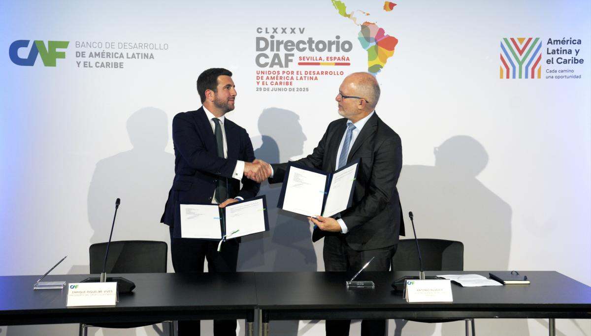 Enrique Riquelme y Antonio Silveira firman el acuerdo | Foto de Cox