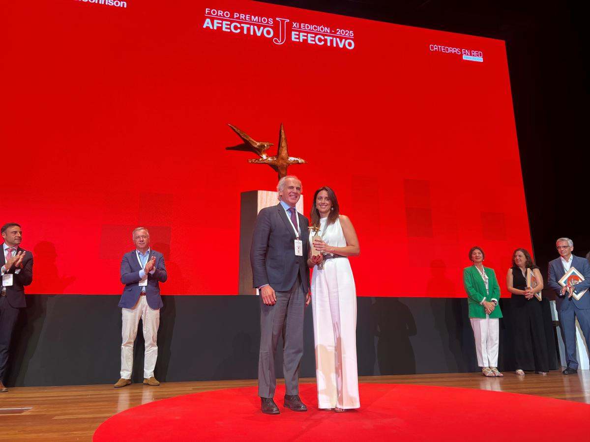 Marta del Olmo en el momento de recoger el premio
