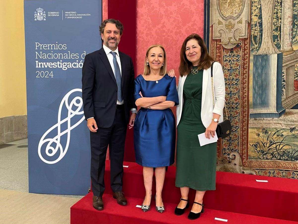 La doctora Ayuso junto al doctor Javier Arcos, gerente de la FJD, y Amaya Mendikoetxea, rectora de la UAM, tras recibir el galardón