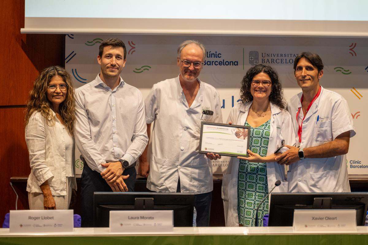 De izquierda a derecha: Cecilia Cuzco, representante Comisión de Humanización Hospital Clínic Barcelona; Xavier Oleart, director de proyectos Edryx Healthcare; Àlex Soriano, jefe del Servicio de Enfermedades Infecciosas Hospital Clínic Barcelona; Laura Mo