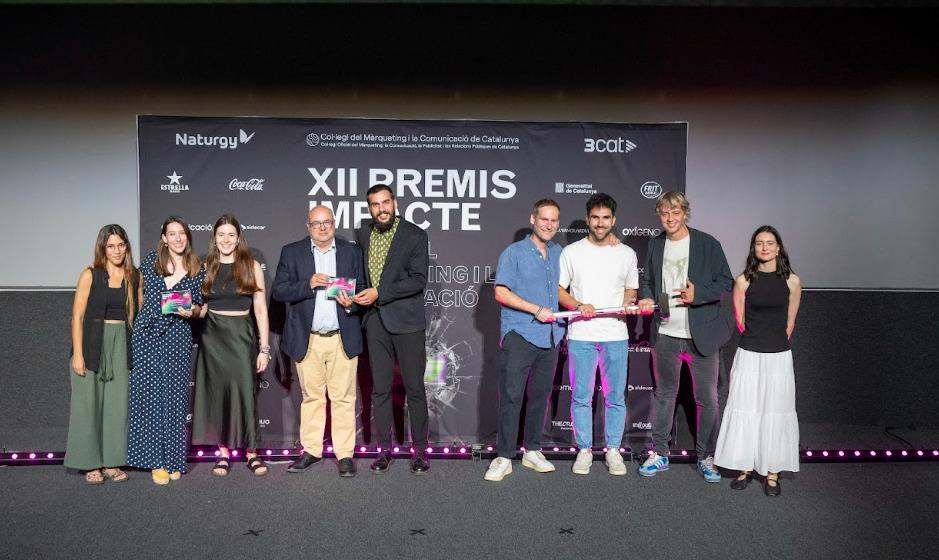 Francesc Galí y Pol Espadamala, del equipo de Marketing de La Fageda, junto al resto de premiados en la categoría de Construcción de marca | Foto del Colegio de Márketing de Cataluña