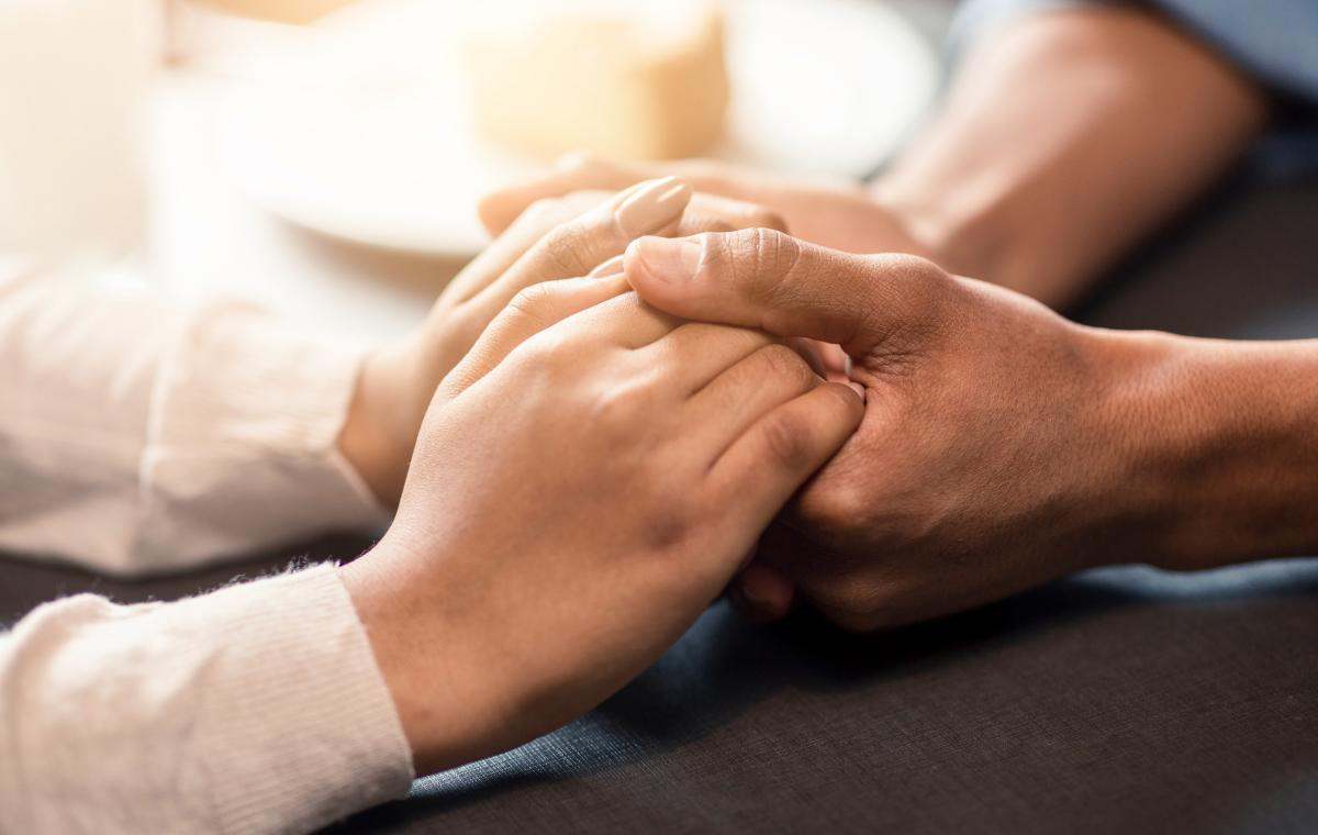 Dos personas unen sus manos | Foto de 123RF/milkos
