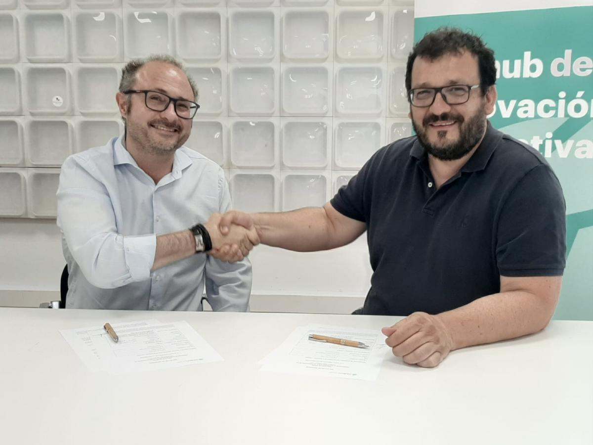 Ignacio Aso, fundador y CEO de IGNITE Copilot junto al presidente del EduTech Cluster, Ramon Reixach, durante el acto de firma que tuvo lugar este martes en Barcelona