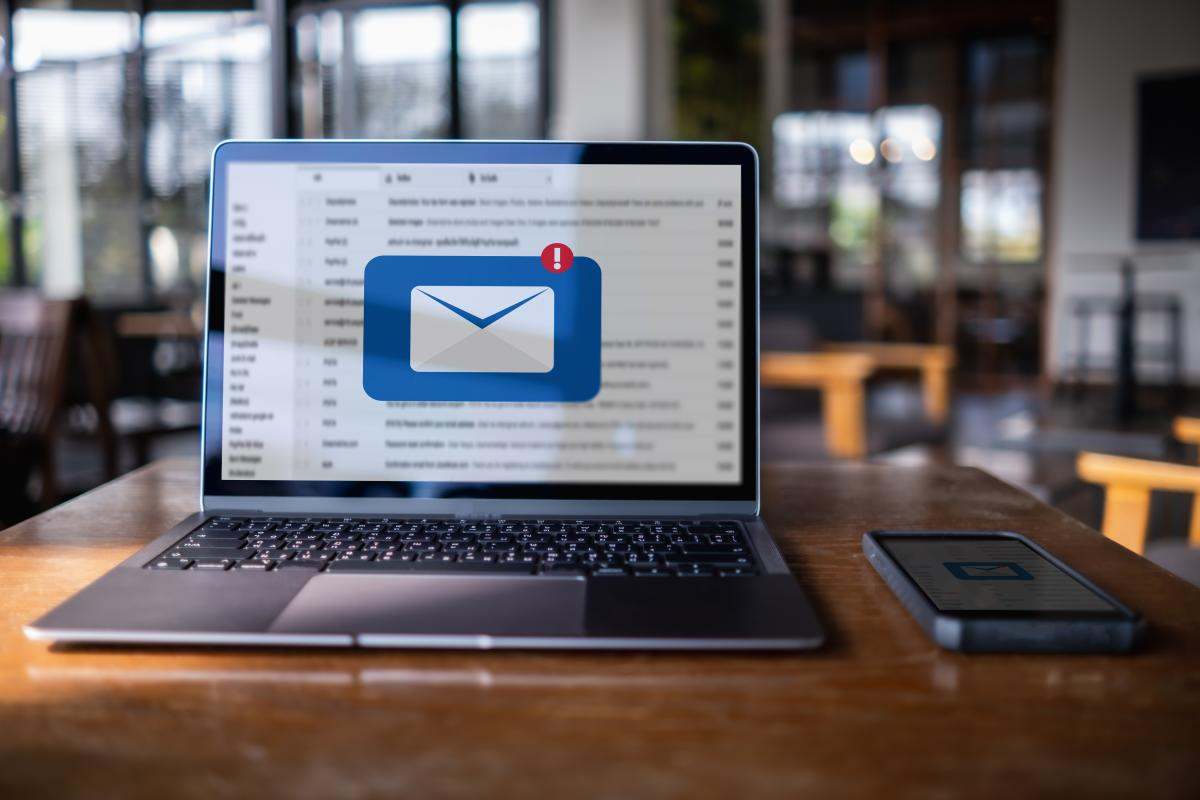 Un ordenador portátil muestra en su pantalla un icono de un sobre que indica que se ha recibido un correo electrónico | Foto de 123rf/adiruch