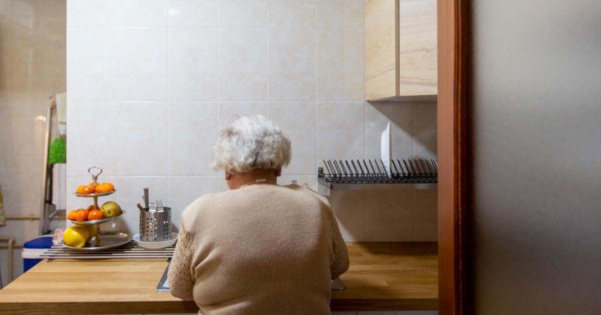 Una mujer mayor come sola en su cocina | Foto de SoledadES
