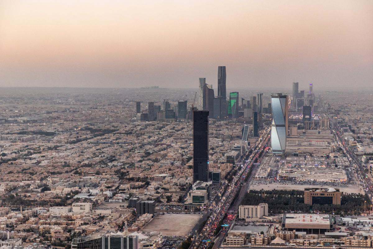 Vista panorámica de Riad con el distrito financiero impulsado por el rey Abdullah | Foto de 123RF/mathess