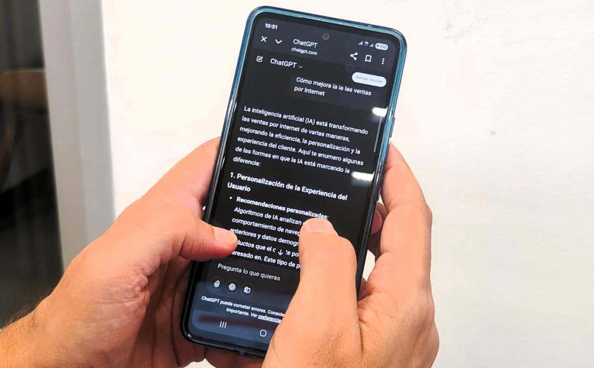 Un usuario consulta a ChatGPT cómo mejorar con la IA las ventas por internet | Foto de Servimedia