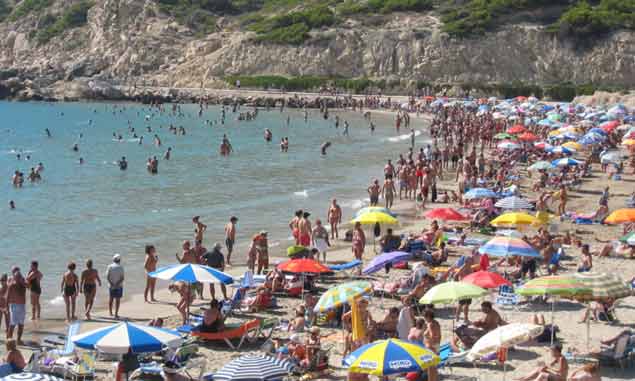 turistas_playa_cataluna.jpg