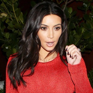 /imag/zeleb/2014/03/20/kim_kardashian_muy_favorecida_con_los_conjuntos_en_tonos_rojos.jpg