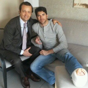 /imag/zeleb/2014/03/26/cayetano_rivera_junto_al_traumatologo_angel_villamor_0.jpg