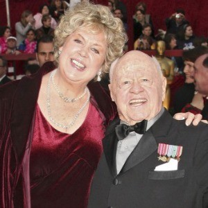 /imag/zeleb/2014/04/15/mickey_rooney_junto_a_su_octava_mujer.jpg