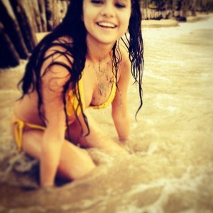 /imag/zeleb/2014/05/30/selena_gomez_ha_recuperado_la_sonrisa_y_el_optimismo_en_nepal.jpg
