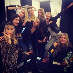 /imag/zeleb/2014/06/02/cara_delevingne_suki_waterhouse_selena_gomez_katy_perry_y_georgia_may_jagger_en_la_noche_londinense_0.jpg