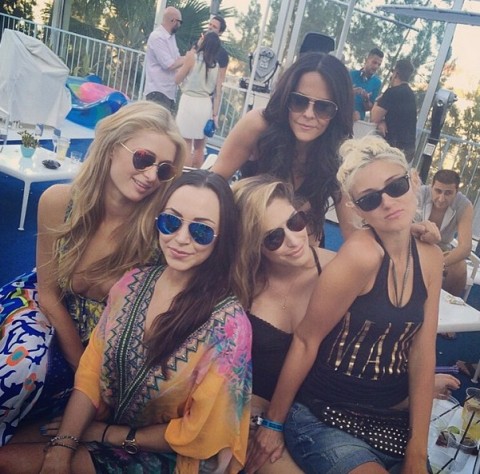 /imag/zeleb/2014/06/04/paris_estuvo_acompanada_de_muchas_amigas_pero_no_de_kim_kardashian_0.jpg