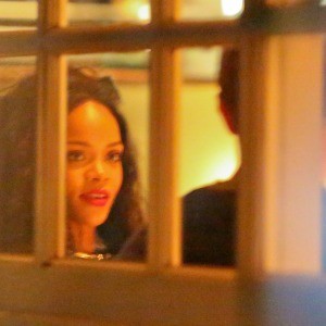 /imag/zeleb/2014/06/09/rihanna_mirando_con_atencion_a_chris_martin.jpg