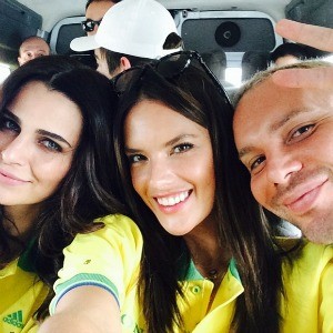 /imag/zeleb/2014/06/24/alessandra_ambrosio_en_un_selfie_para_animar_a_la_seleccion_de_brasil.jpg
