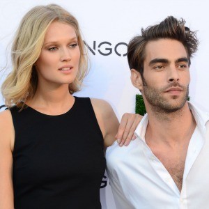 /imag/zeleb/2014/07/01/toni_garrn_y_andres_velencoso_en_el_desfile_de_mango_en_la_080_barcelona_fashion_1.jpg