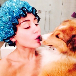 /imag/zeleb/2014/07/02/miley_cyrus_y_su_nuevo_perro.jpg