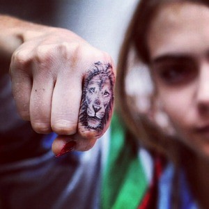 /imag/zeleb/2014/07/15/cara_una_fan_del_universo_tattoo.jpg