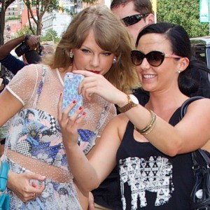 /imag/zeleb/2014/07/31/taylor_swift_haciendose_un_selfie_con_una_fan_1.jpg