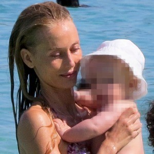 /imag/zeleb/2014/08/07/vanesa_lorenzo_y_la_pequena_manuela_en_la_playa_4.jpg