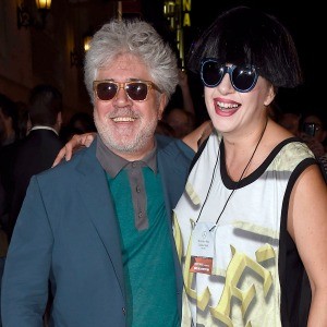 /imag/zeleb/2014/09/15/almodovar_y_la_terremoto_de_alcorcon__1.jpg