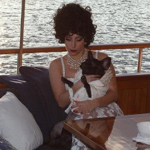 /imag/zeleb/2014/10/03/lady_gaga_navegando_por_estocolmo_con_su_perrita_asia.jpg
