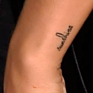 /imag/zeleb/2014/10/24/asi_es_el_nuevo_tatuaje_de_sara_0.png